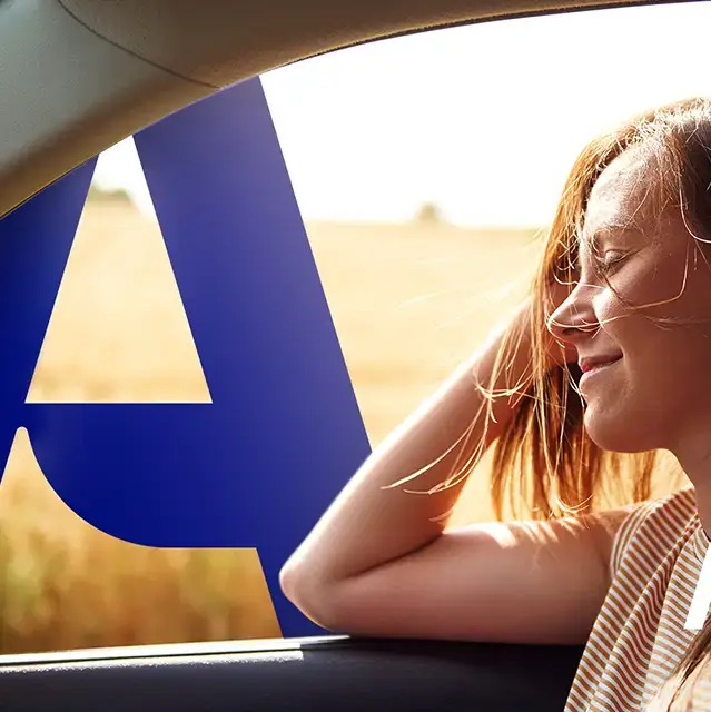 Em primeiro plano na imagem existe uma mulher feliz dentro de um carro. Em segundo plano, como se observássemos pela janela, está a estilização da logomarca da empresa: um A estilizado.