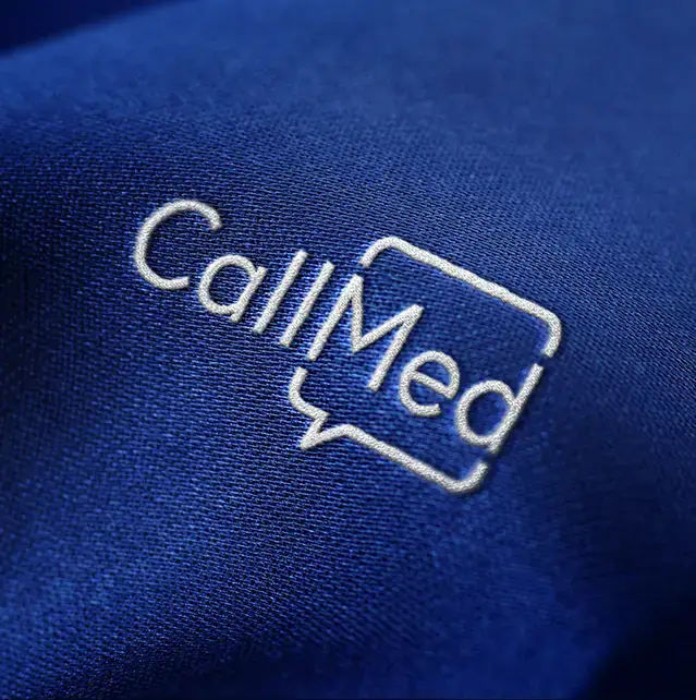 Aplicação da logomarca de CallMed em um tecido azul.